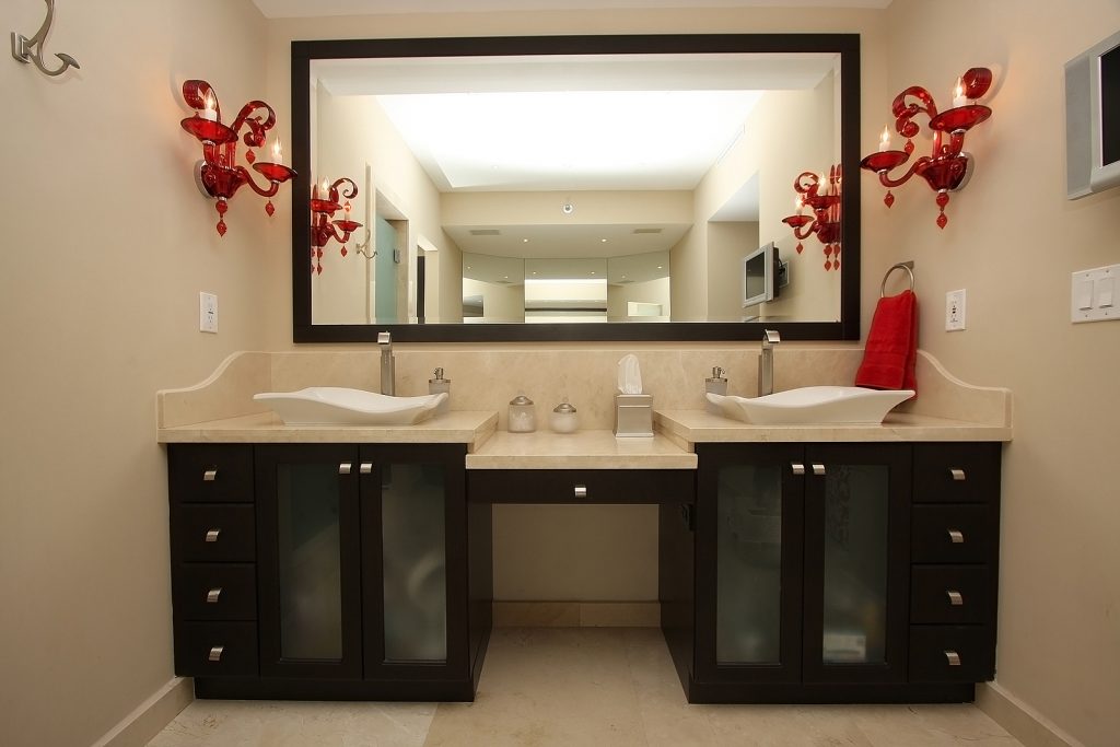 The Best Way to Clean Your Bathroom Mirrors